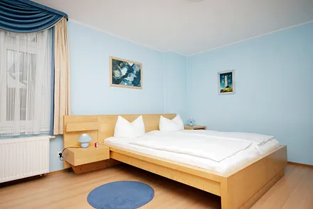 Schlafzimmer mit Doppel- und Einzelbett