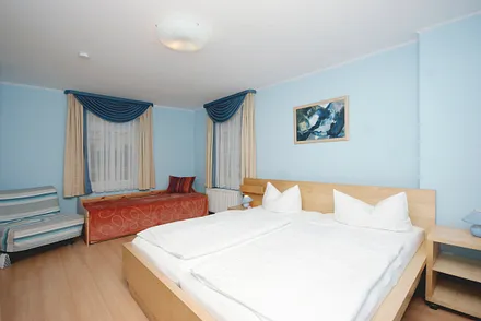 Schlafzimmer mit Doppel- und Einzelbett