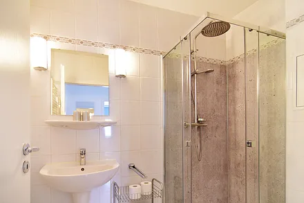 2. Blick in das Duschbad