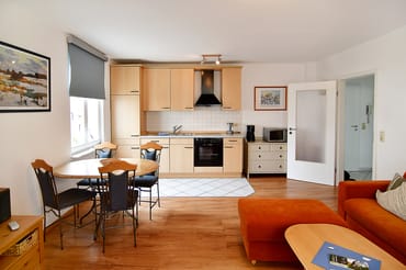 Blick von der Terrasse in den Wohn-, Essraum