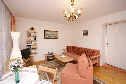 Wohnzimmer mit Essplatz, Flat-TV & Couch