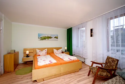 Schlafzimmer mit Doppelbett