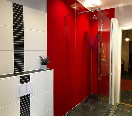 Modernes Duschen mit viel Platz