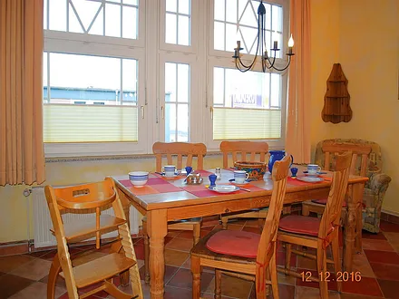 Blick auf den großen Essplatz, ideal für Familien