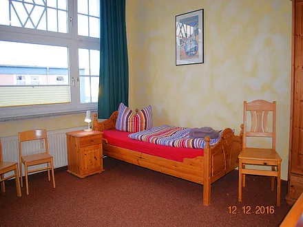 Das Einzelbett im 1. Schlafraum