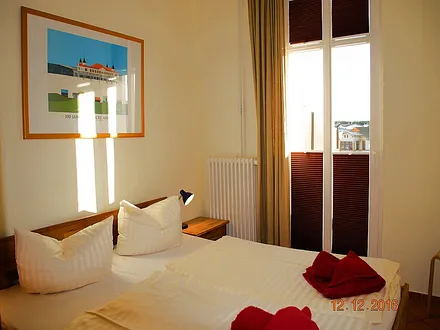 Blick ins Schlafzimmer mit Balkon