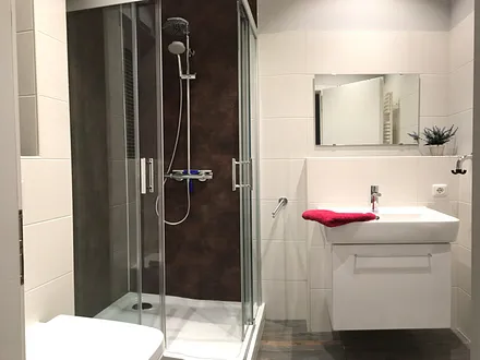 Blick in das moderne Bad