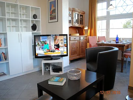 Blick von der Couch in den Wohnraum