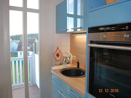 Blick in die Küche mit Zugang zum Balkon