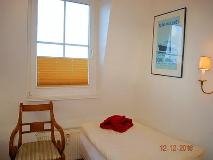 Blick auf das 2. Einzelbett im Schlafraum