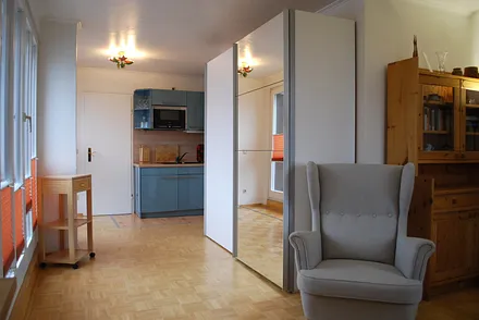 Blick zur Küche und zum Schlafraum (links befindet sich die Dachterrasse)