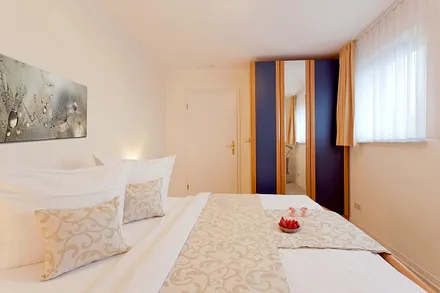 Schlafzimmer mit Doppelbett