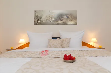 Schlafzimmer mit Doppelbett