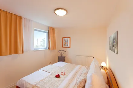 Schlafzimmer mit Doppelbett