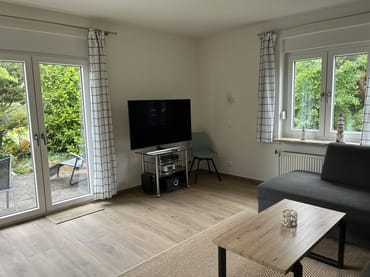 Wohnbereich mit großem Fernseher