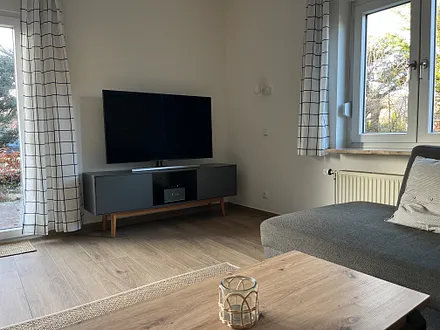 Wohnbereich mit großem Fernseher