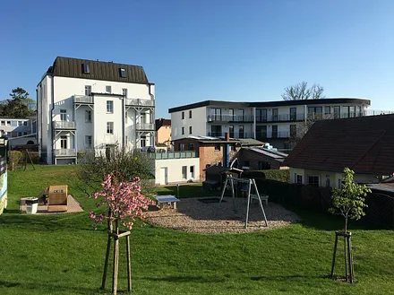 Der gemeinschaftliche Garten mit Grill- und Spielplatz