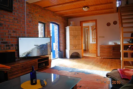 Blick von der Sitzlandschaft in den Wohnraum und zum unteren Schlafraum