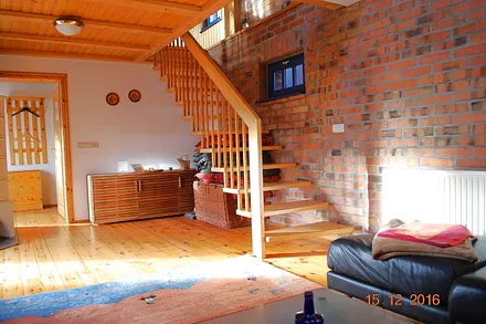 Treppe zum Wohnküchenbereich, dem oberen Schlafraum und zur oberen eigenen Terrasse