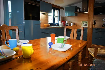 Gemütliches Sitzen und modernes Kochen