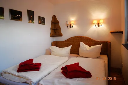 Blick in den oberen Schlafraum mit Zugang zur Terrasse