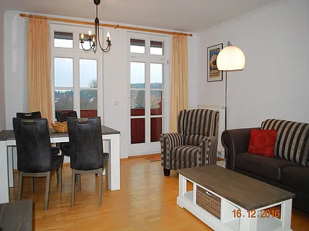 Blick auf den Essplatz und zum Balkon