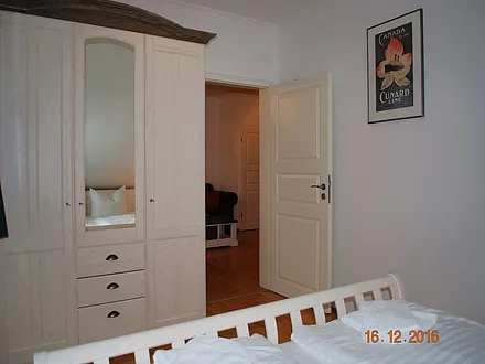 Blick vom Schlafraum ins Wohnzimmer