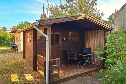 Aussenansicht vom kleinen Holzhaus