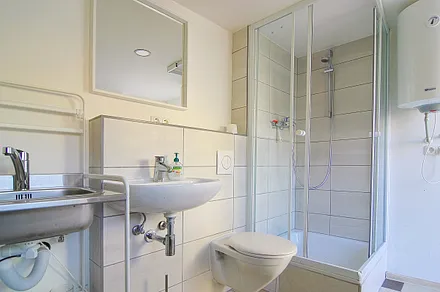 Waschhaus mit Dusche, WC und Küchenspüle