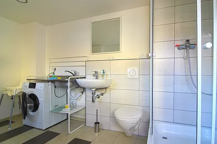 Waschhaus mit Dusche, WC, Küchenspüle und Waschmaschine