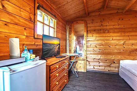 Innenansicht mit Ausziehbett und Schrank