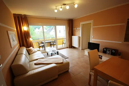 Wohnzimmer Couchecke mit Flachbildfernseher und Radio