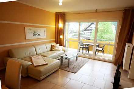 Wohnzimmer mit großem Fenster