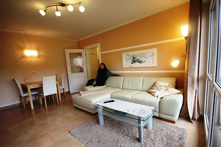 Geräumige Couch als Aufbettung