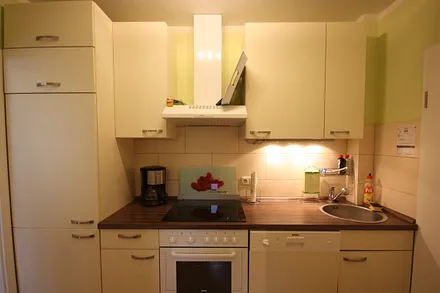 Küchenzeile mit Kaffemaschine, Wasserkocher, Spülmaschine, etc.