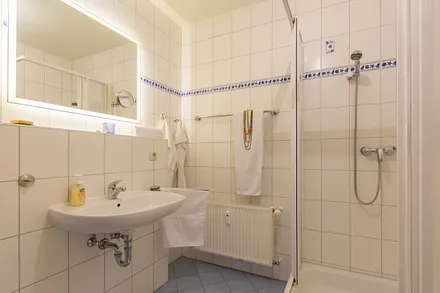 Bad mit großer Dusche aus Echtglas