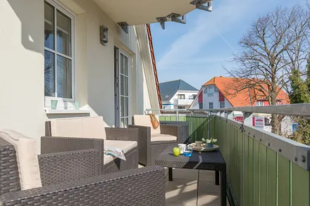 Bequeme Lounge, aber auch noch genug Platz für Liegestühle