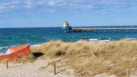 Die Seebrücke von Zingst mit Taucherglocke