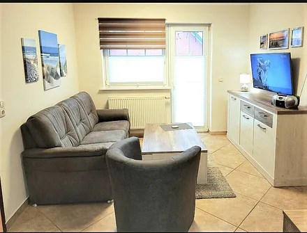 Wohnbereich mit  Zugang zum Balkon 