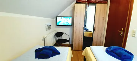 2. Schlafzimmer mit TV 