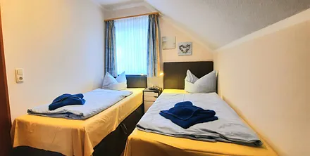 2. Schlafzimmer mit TV 