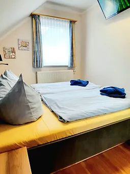 Schlafzimmer mit TV 