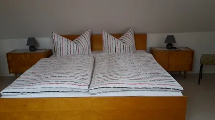 Schlafzimmer mit Doppelbett ( Kopfteil höhenverstellbar)