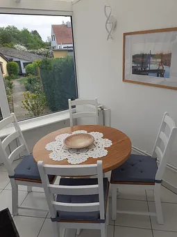 kleiner Wintergarten mit Essecke