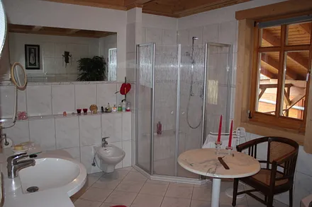 Badezimmer mit Dusche