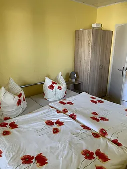 Schlafzimmer mit Doppelbett