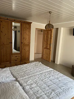 Schlafzimmer mit Doppelbett