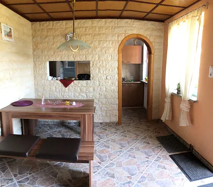 Essbereich mit Eingang Küche