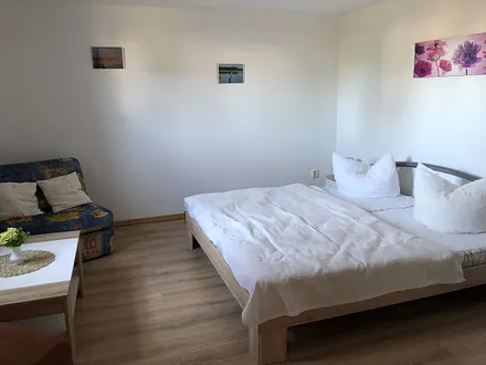 Schlafzimmer mit Aufbettungssessel 