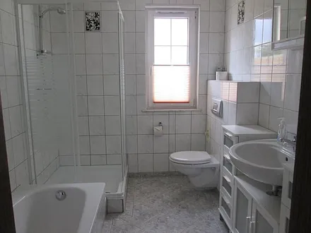 Bad mit Badewanne und Dusche